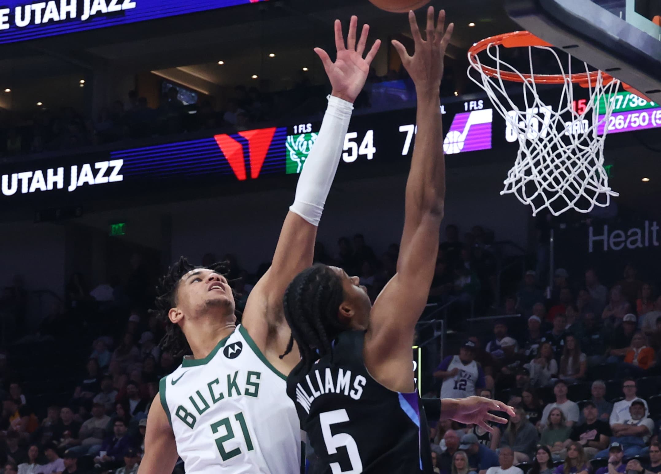 Malgré un Ousmane Dieng adroit, les Bucks sombrent en plein chaos face au Jazz