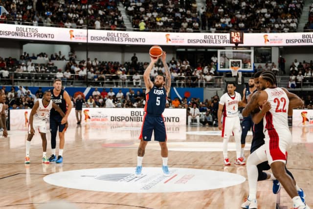 Mike James réussit ses débuts avec Team USA dans un succès arraché face à la République dominicaine