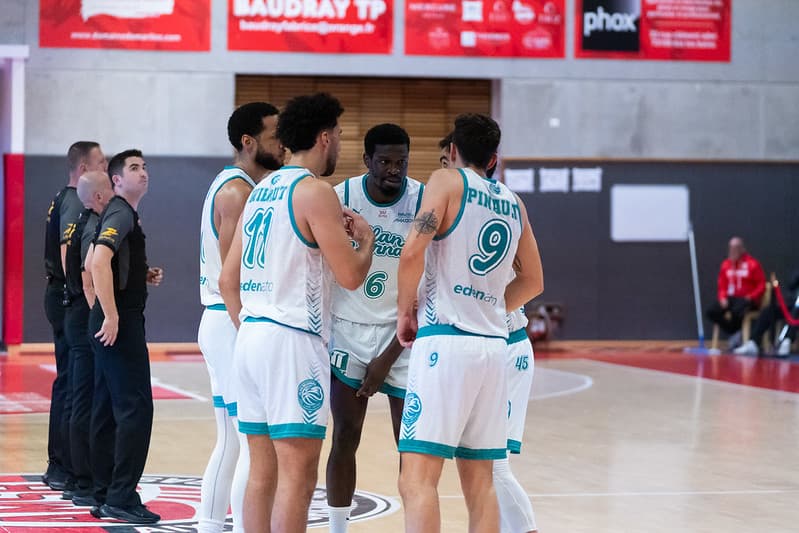 Avec panache et après prolongations, l’Élan Béarnais s’offre la première manche contre Champagne Basket