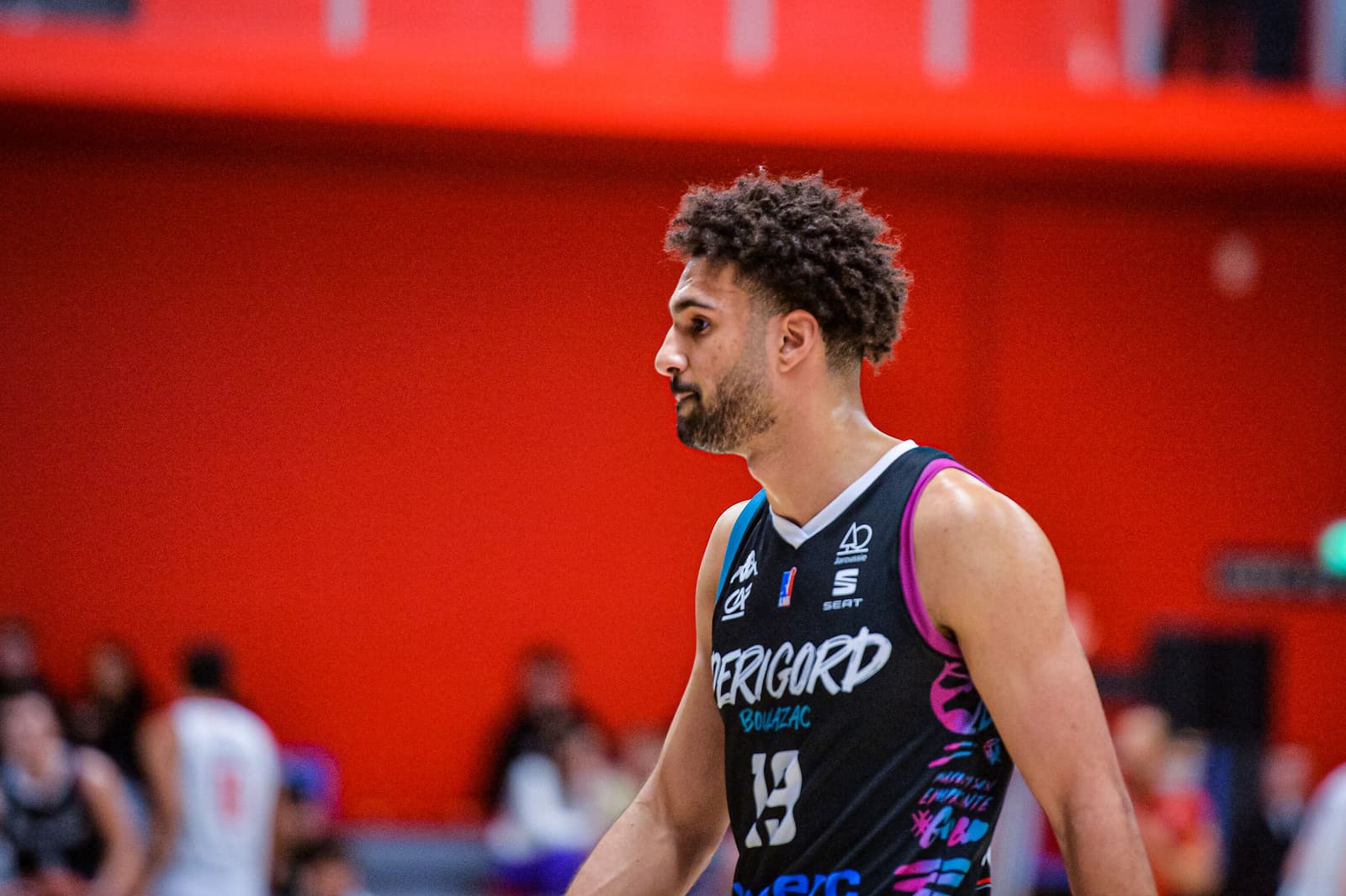 Paul Billong file à Rennes