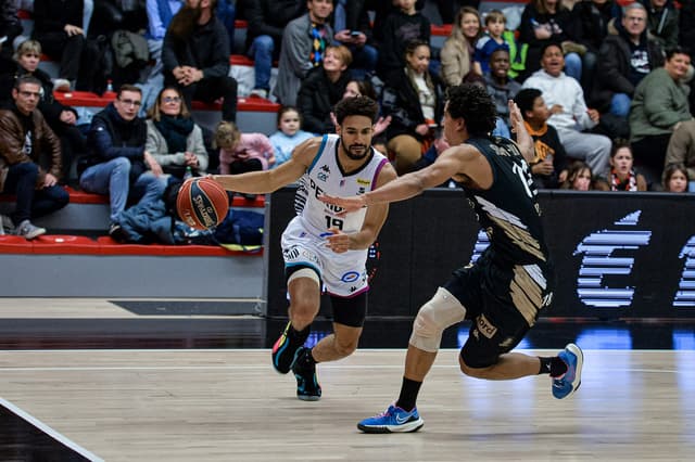 Boulazac finalise sa base française en conservant Paul Billong