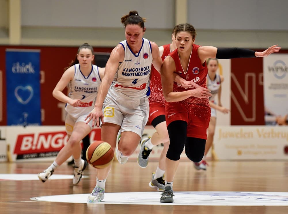 Madeleine Garrick et Paula Strautmane arrivent à Charnay