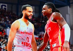 Phlandrous Fleming Jr, co-meilleur intercepteur de Betclic ELITE pour Pro Basketball Manager 2026, en défense sur Elie Okobo