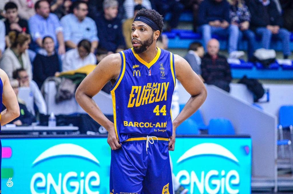 Vu à La Rochelle et à Évreux, Keith Wright file en Hongrie