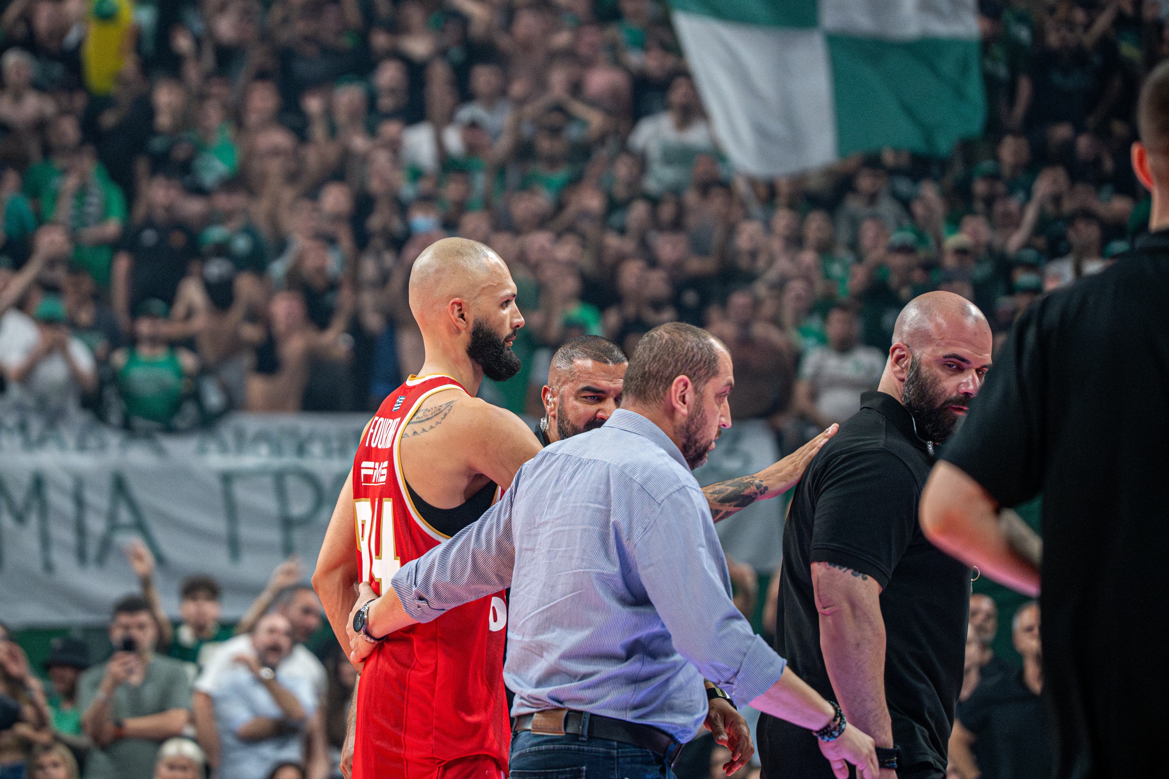 Evan Fournier expulsé après un geste obscène : la finale grecque entre Olympiakos et Panathinaïkos encore largement perturbée