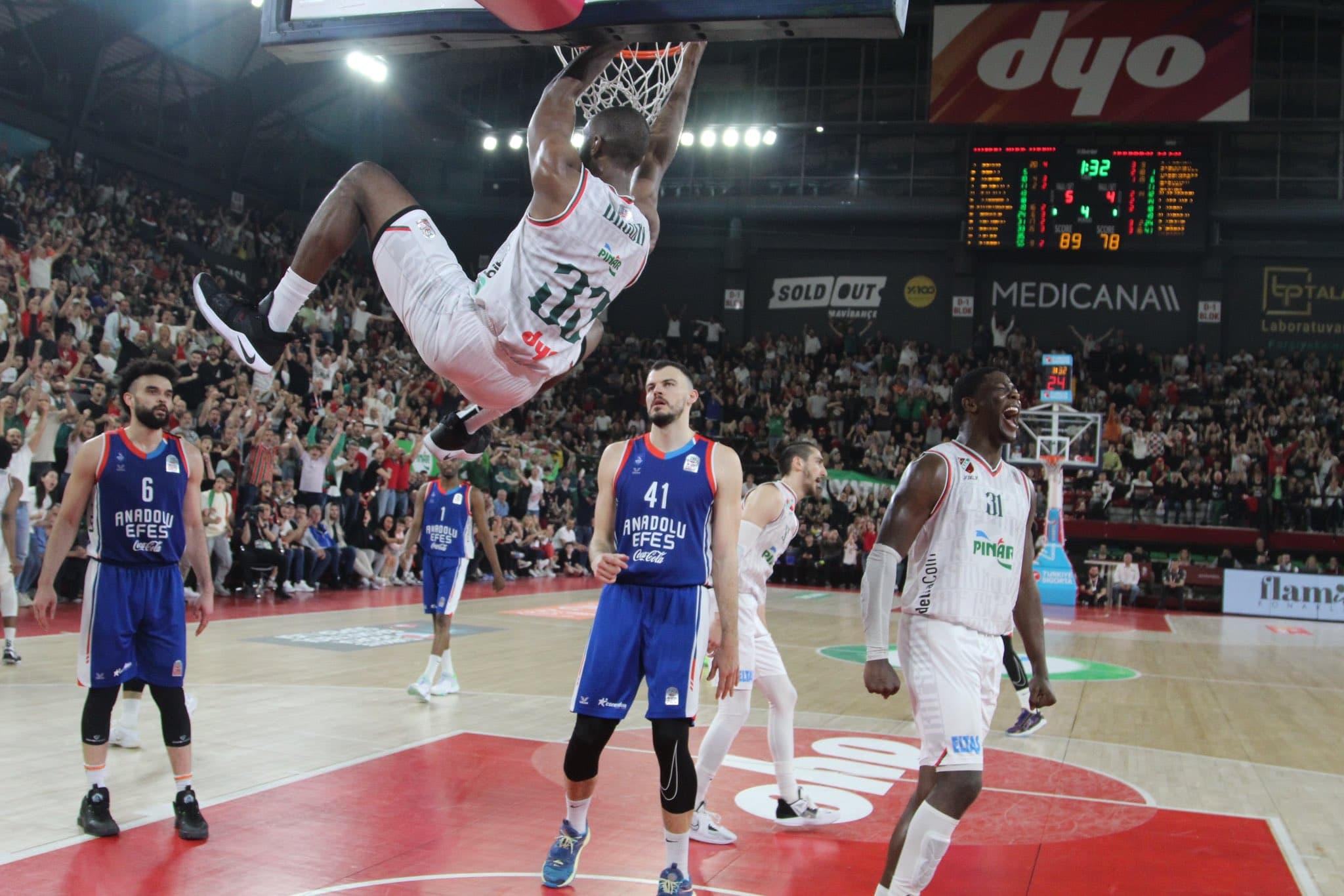 L’Anadolu Efes Istanbul ne se relève pas contre Izmir malgré les 18 points de Robrigue Beaubois