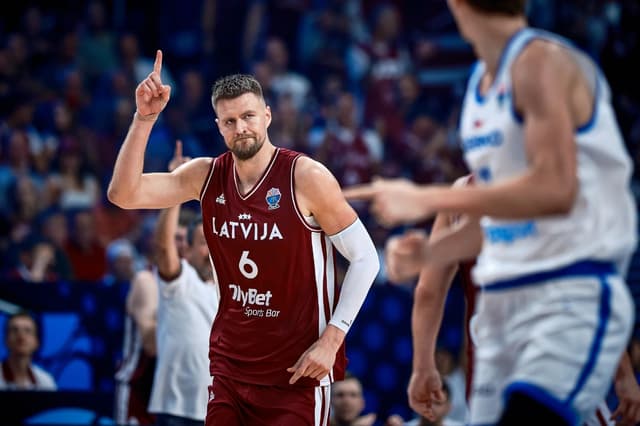 La Lettonie égale un record historique et terrasse la Tchéquie, éliminée sans la moindre victoire à l’EuroBasket