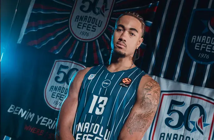 Brice Dessert fait ses premiers pas en EuroLeague lors du derby face à Fenerbahçe