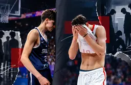 Deux jeunes basketteurs lors de la Coupe du monde U17 2026 à Istanbul. Des images qui illustrent la dimension émotionnelle du sport de haut niveau, sans lien avec les affaires de violences et de bizutage évoquées dans notre enquête.