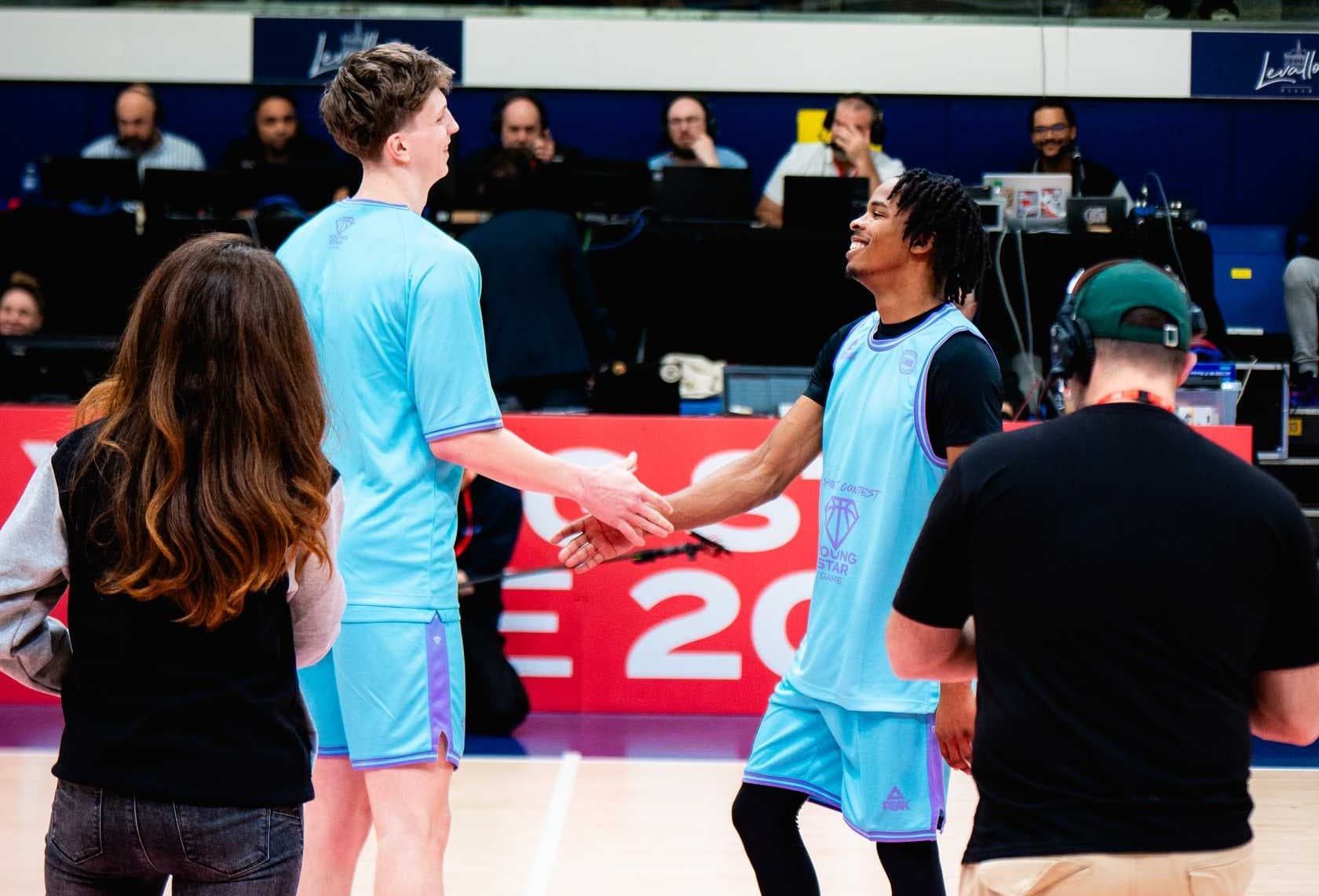 Roman Domon remporte le concours à 3-points du Young Star Game