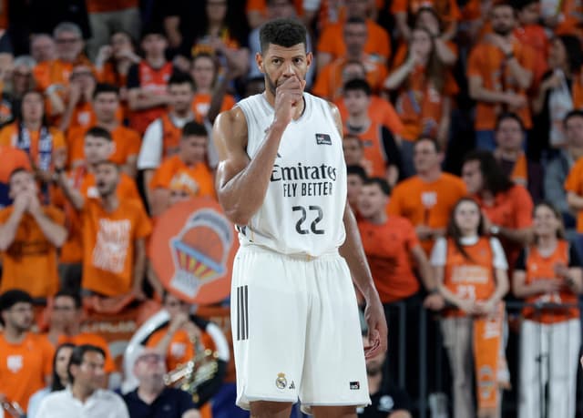 Walter Tavares touché au genou : le Real Madrid privé de sa tour de contrôle face à l’Hapoël