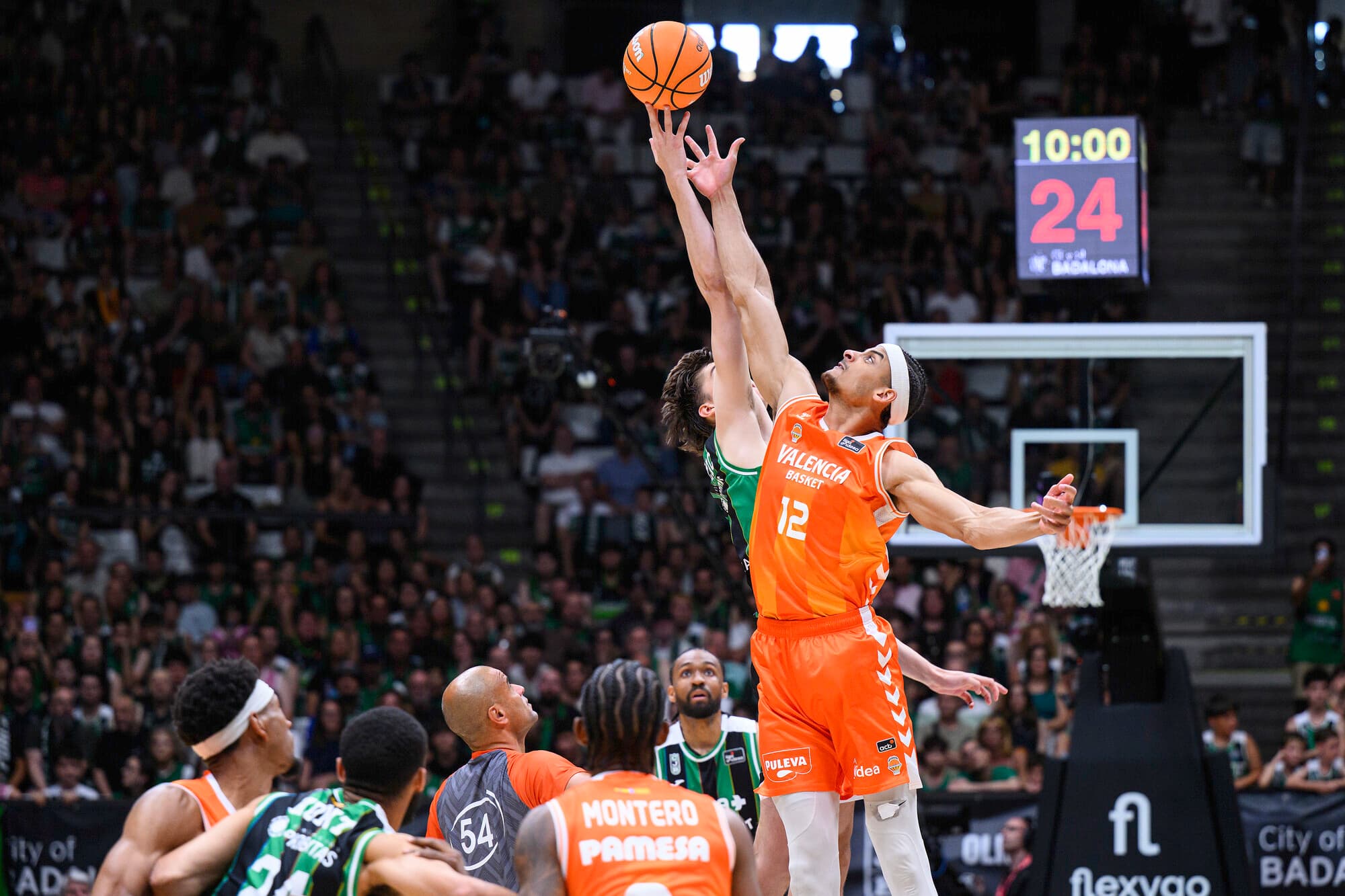 Valence et Neal Sako en finale de la Liga Endesa après un sweep contre Badalone