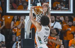 Zacharie Perrin a planté un gros dunk sur Kameron Taylor ce dimanche
