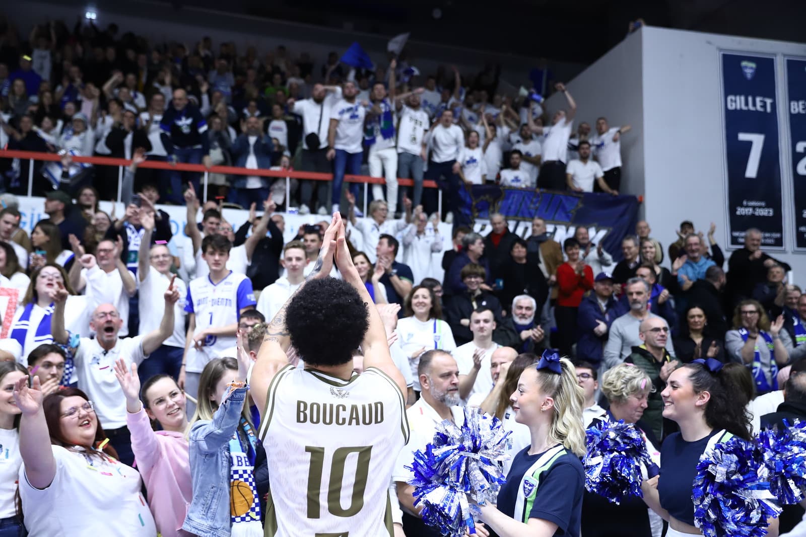 Les kops de supporters de Paris et Saint-Quentin protestent contre le règlement de l’Adidas Arena