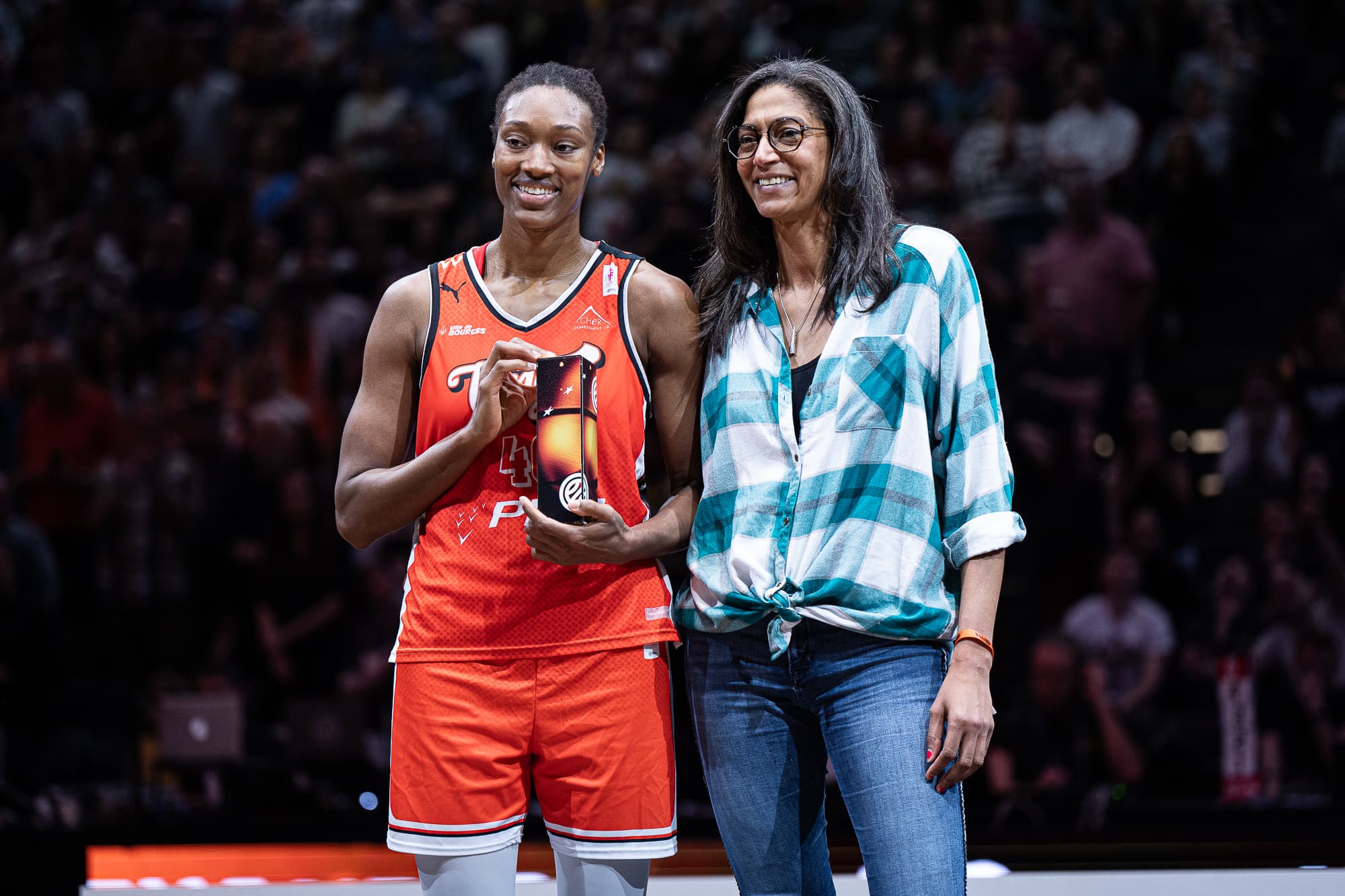 Après avoir accumulé les trophées individuels à Bourges, Kayla Alexander file à Valence