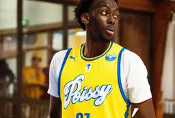 Josué Ballo-Debat avec le maillot de Poissy