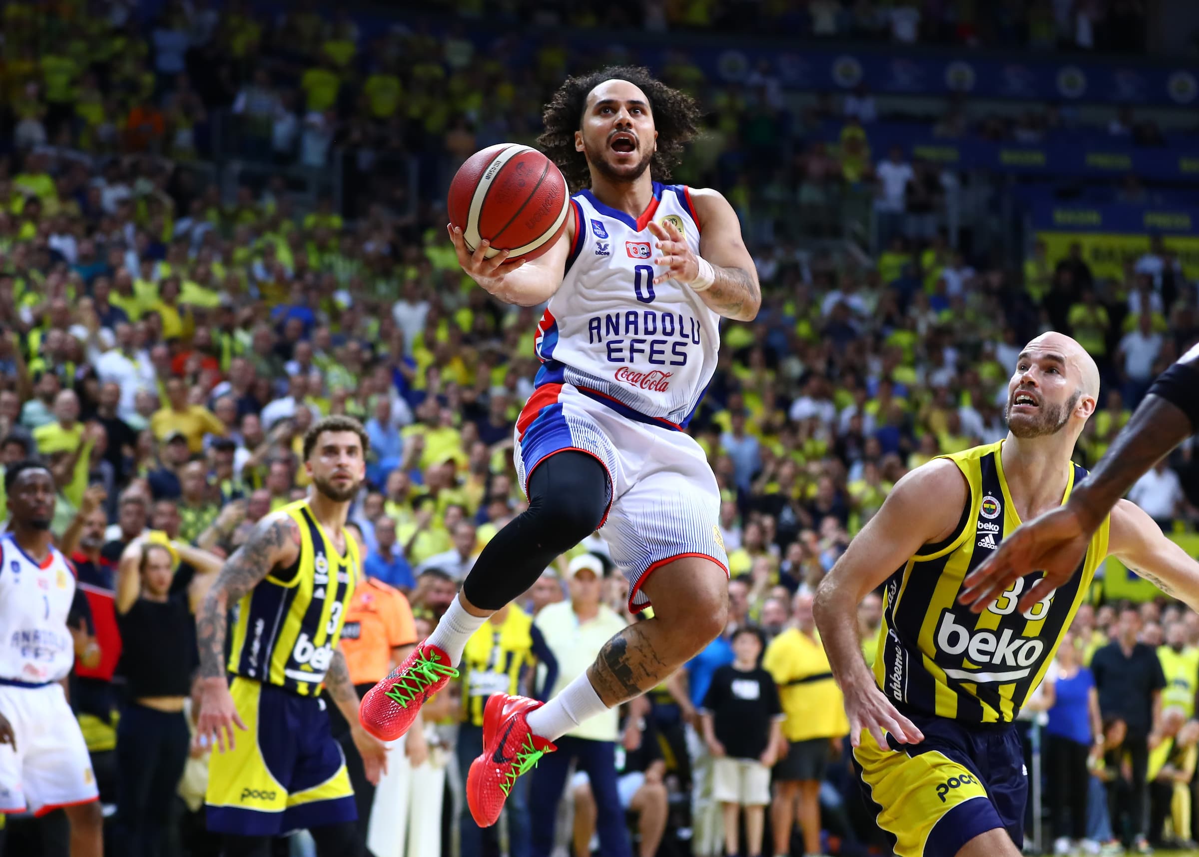 Shane Larkin force un match 4 en finale turque, Rodrigue Beaubois précieux