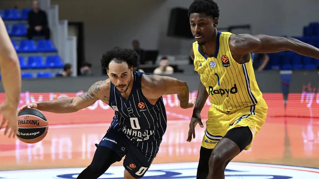 L’Anadolu Efes démarre bien en EuroLeague, malgré un très bon Jaylen Hoard