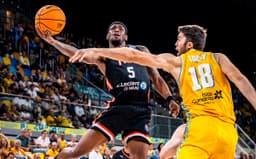 Shannon Bogues marque devant Mike Tobey