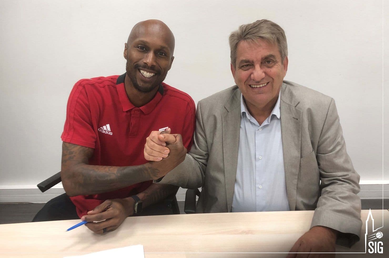 Strasbourg avec Tony Crocker contre Ostende