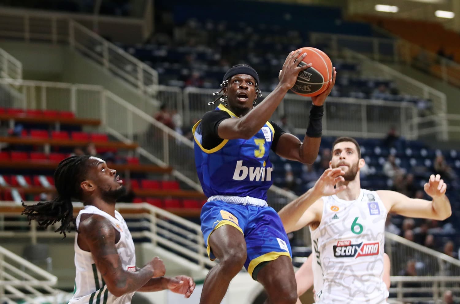 Avec un bon Sylvain Francisco, Peristeri échoue à un point du Panathinaikos