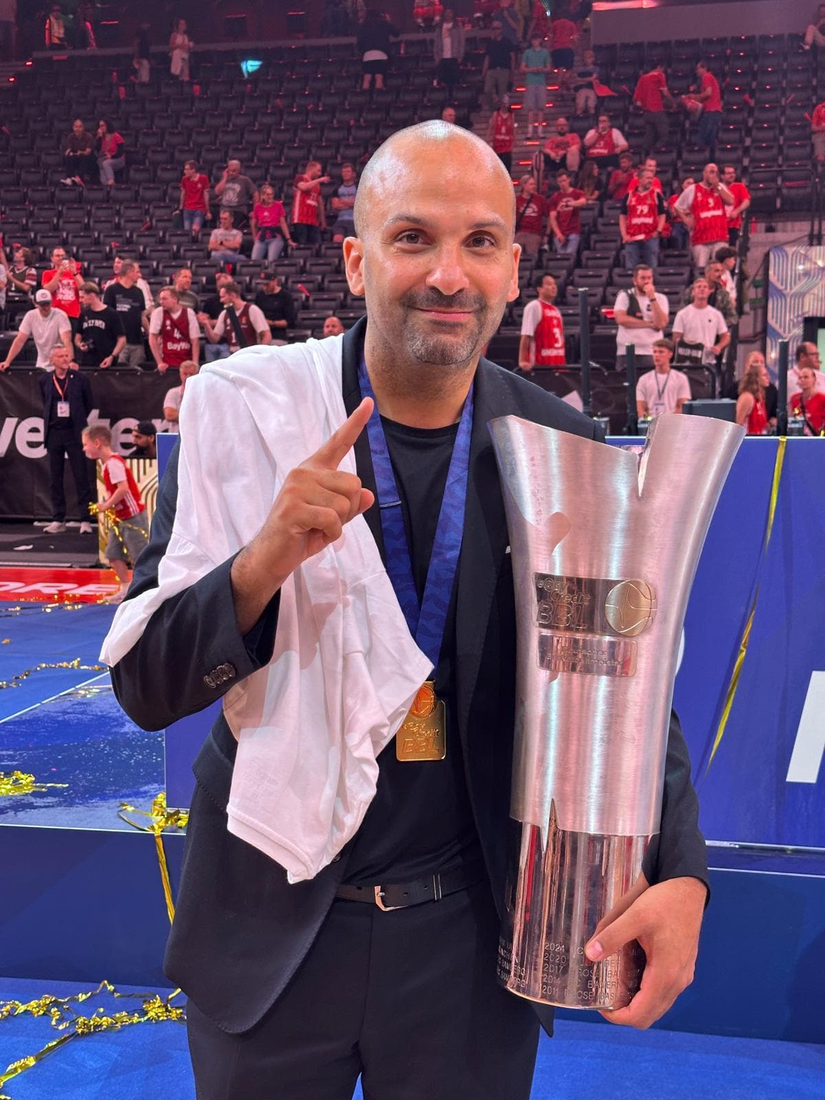 T.J. Parker avec le titre de champion d'Allemagne