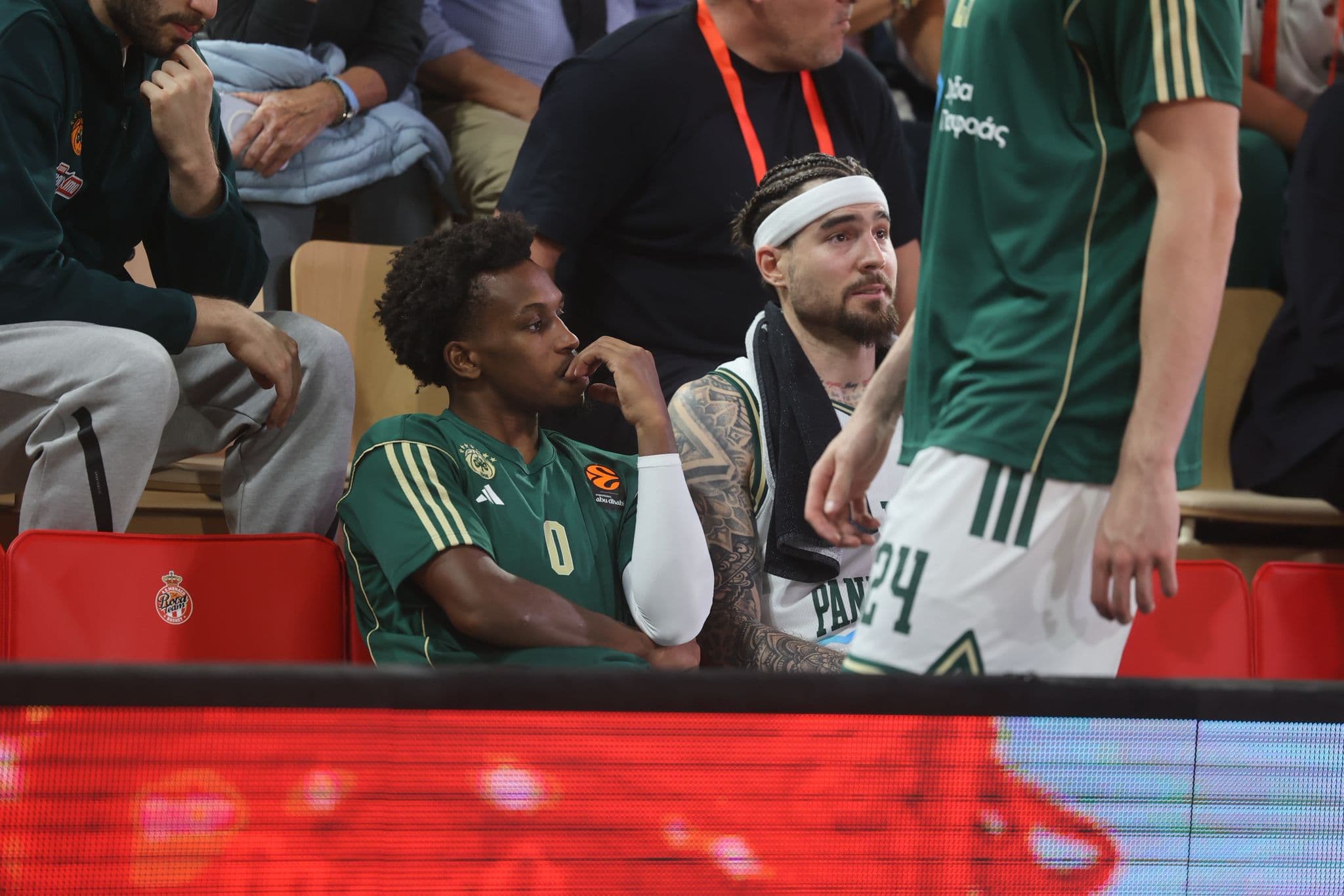 T.J. Shorts, du trône au banc : le contraste saisissant entre Paris et le Panathinaikos