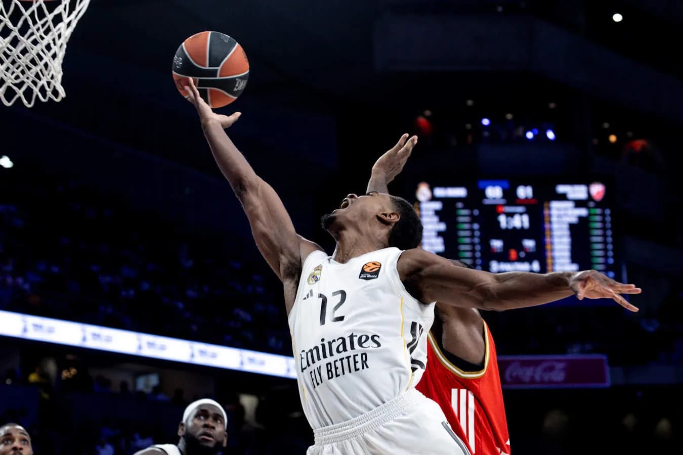 Théo Maledon termine bien sa première saison régulière au Real Madrid sous les yeux de Luka Doncic et Novak Djokovic