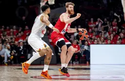 Thomas Walkup, ici face à son nouveau coéquipier Elie Okobo à Dubaï.