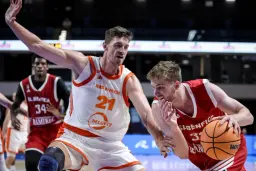 Tibor Pleiss (Rasta Vechta), un géant sur la route de Cholet dans le groupe F.