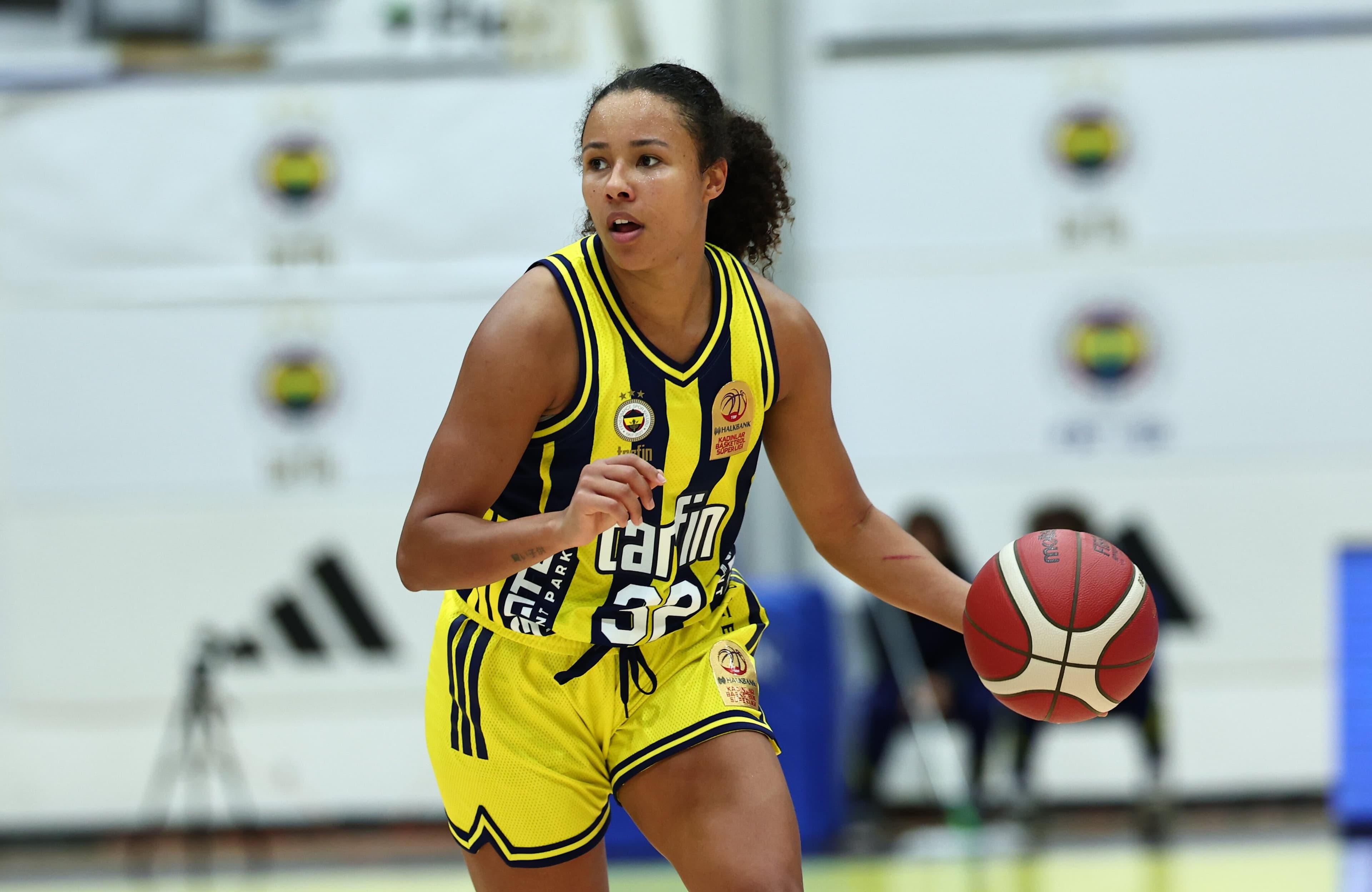 Tima Pouye réussit ses débuts avec le Fenerbahçe