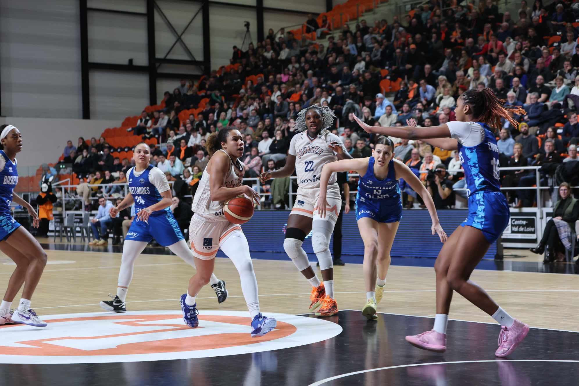 Bourges domine Basket Landes et se rapproche des play-ins