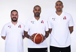 Tony Parker aura notamment Dounia Issa comme comme adjoint à l'ASVEL, comme ici avec l'équipe de France U17