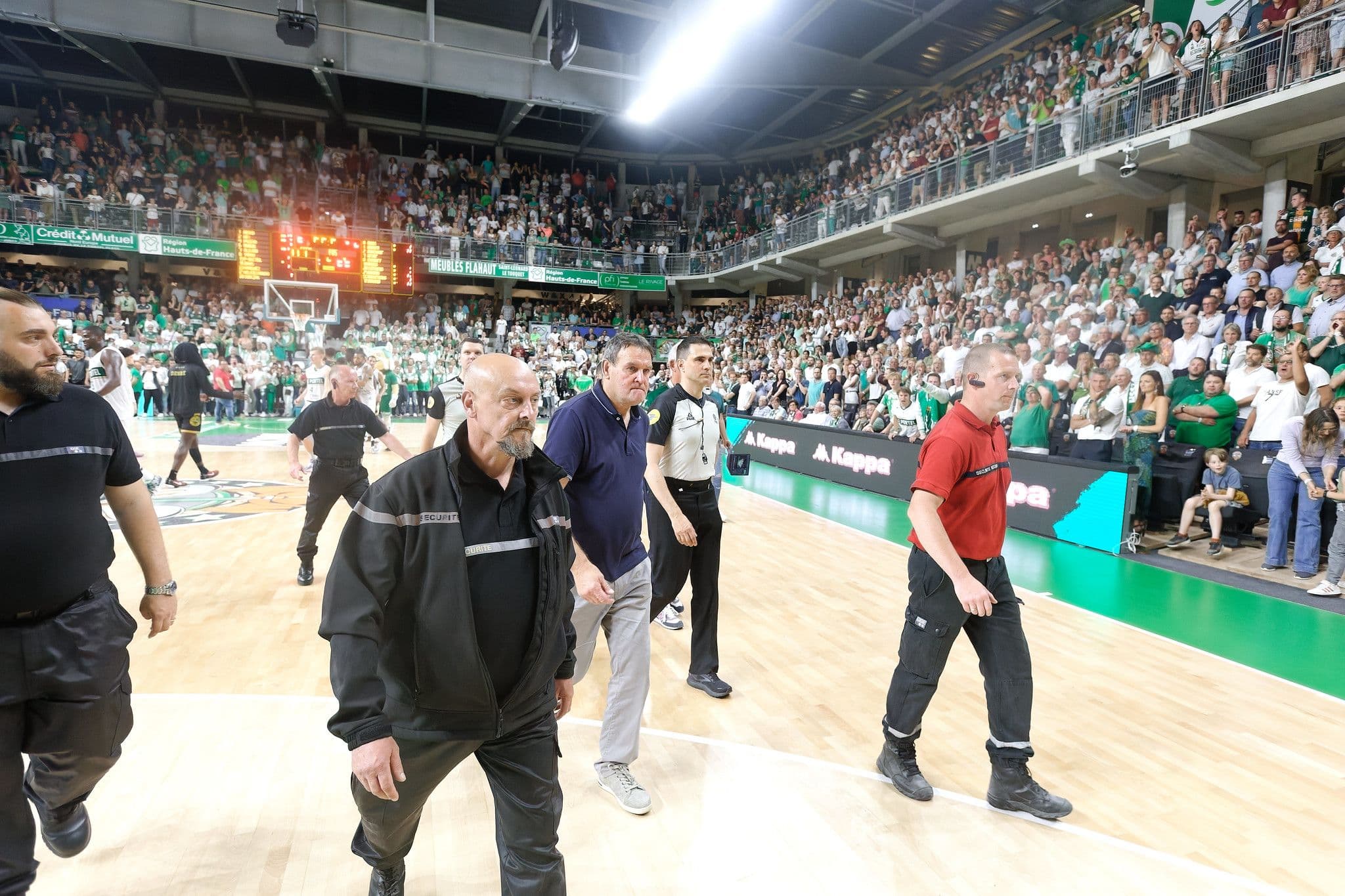 Une faute technique scellant le maintien de Fos et la relégation d’Orléans : fallait-il vraiment siffler ?