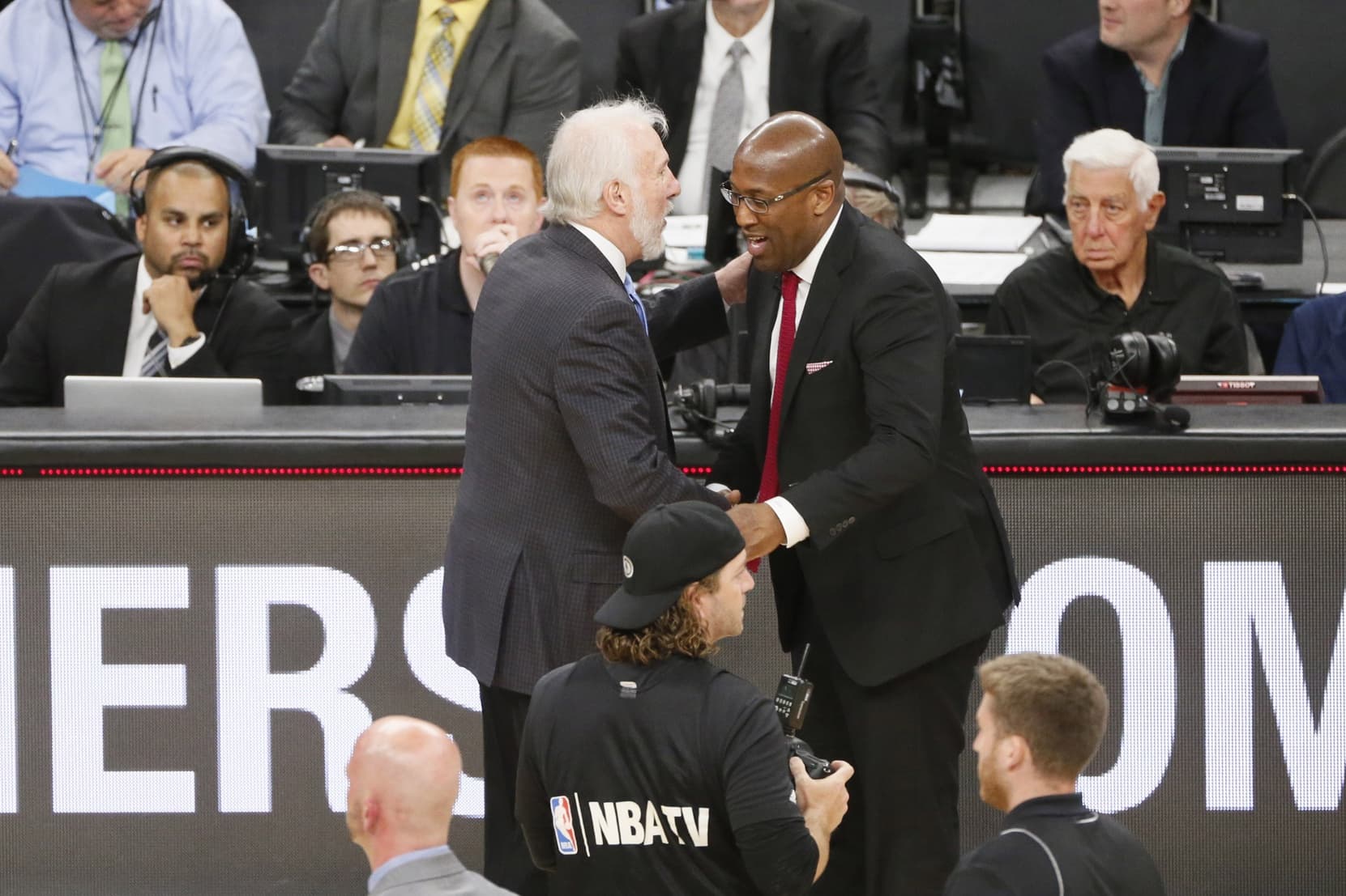Mike Brown rend hommage à Gregg Popovich avant de défier les Spurs