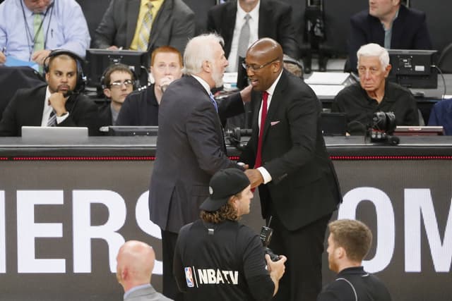 Mike Brown rend hommage à Gregg Popovich avant de défier les Spurs