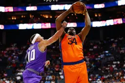 Michael Sweetney, avec 3’s Company, tente un tir devant Mike Bibby lors d’un match de BIG3 disputé au Spectrum Center de Charlotte.
