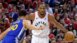 Kawhi Leonard prolonge aux Raptors pour 115 M$ et monte ainsi sur le podium des joueurs les mieux payés de l'histoire de la NBA.