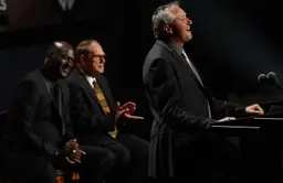 Toni Kukoc en 2021 au Naismith Memorial Basketball Hall of Fame, devant Michael Jordan notamment