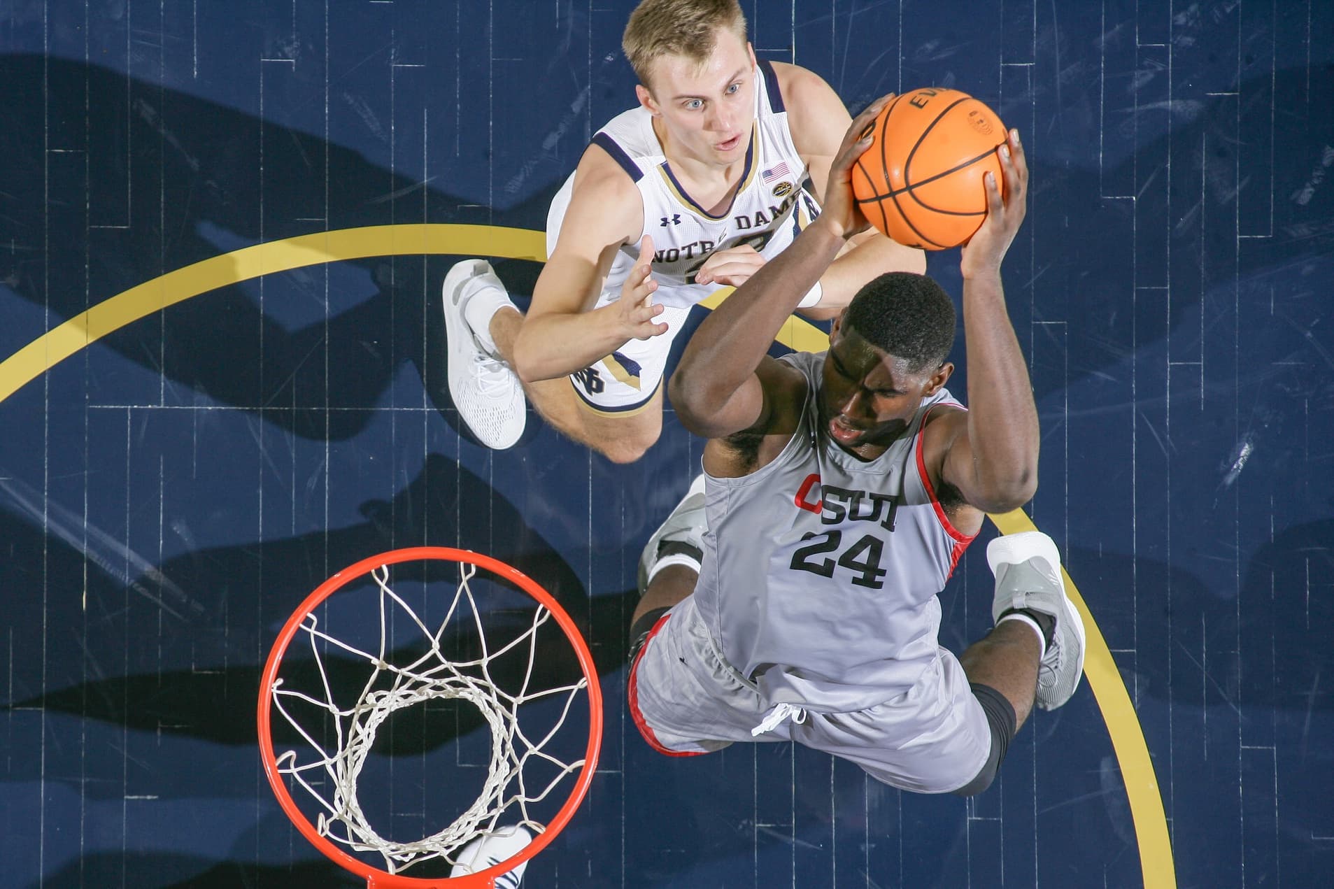 Un intérieur américano-nigérian qui sort de NCAA arrive à Vitré