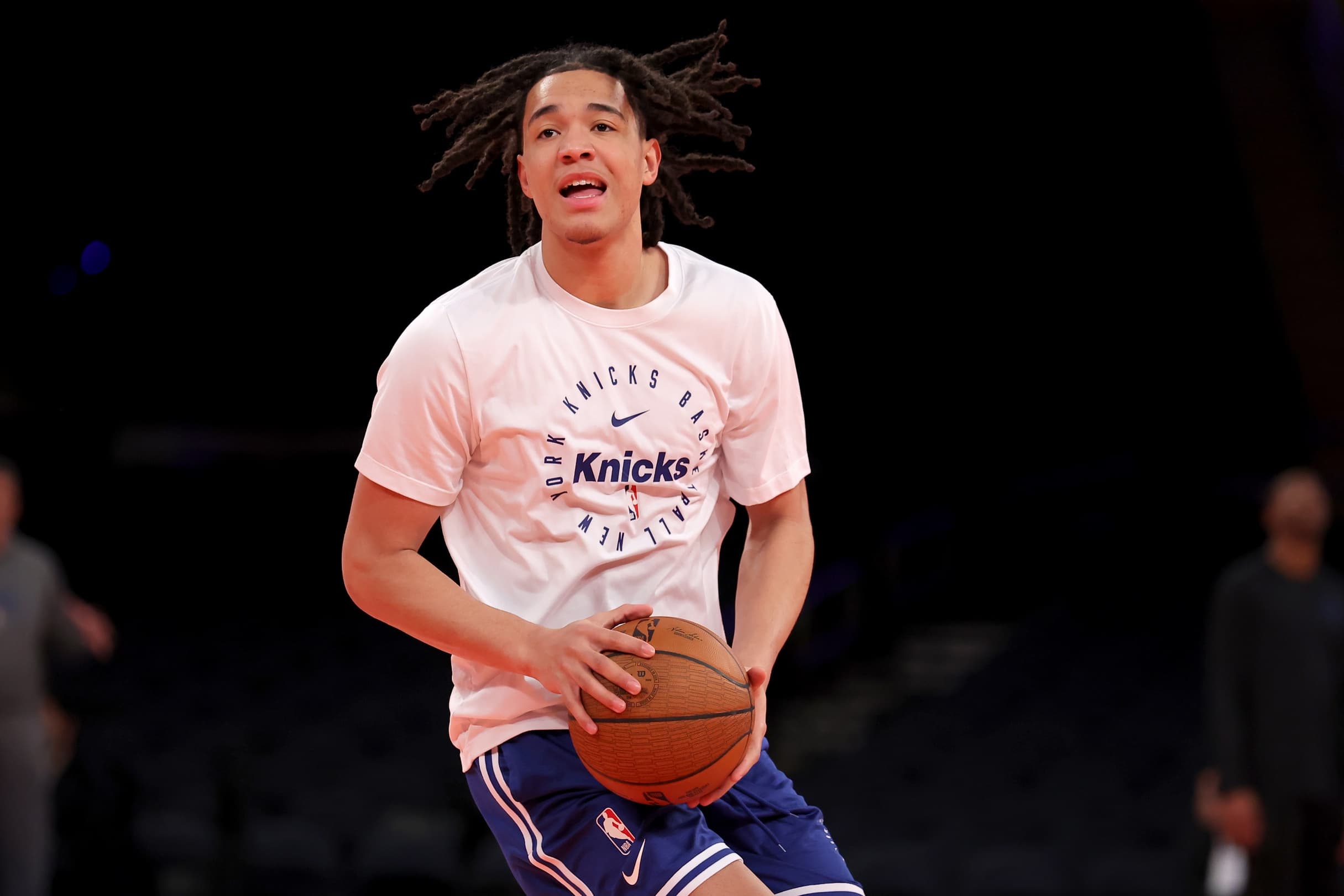 Pacôme Dadiet titulaire surprise, les Knicks dominent les Sixers à Abou Dabi