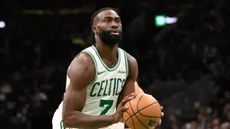 Bill Chisholm explique pourquoi les Celtics ont accepté le transfert de Jaylen Brown à Philadelphie malgré ses premières réticences.
