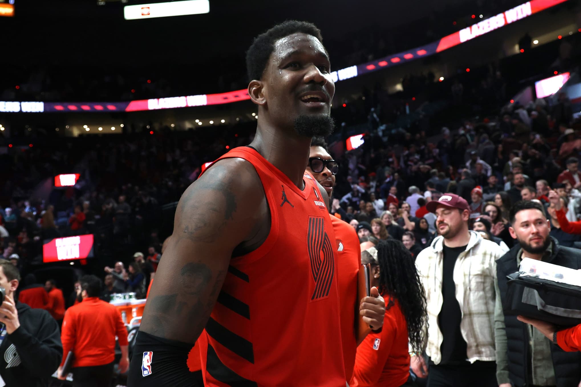 Les Lakers récupèrent un diamant… ou une bombe à retardement ? Le cas Ayton divise déjà