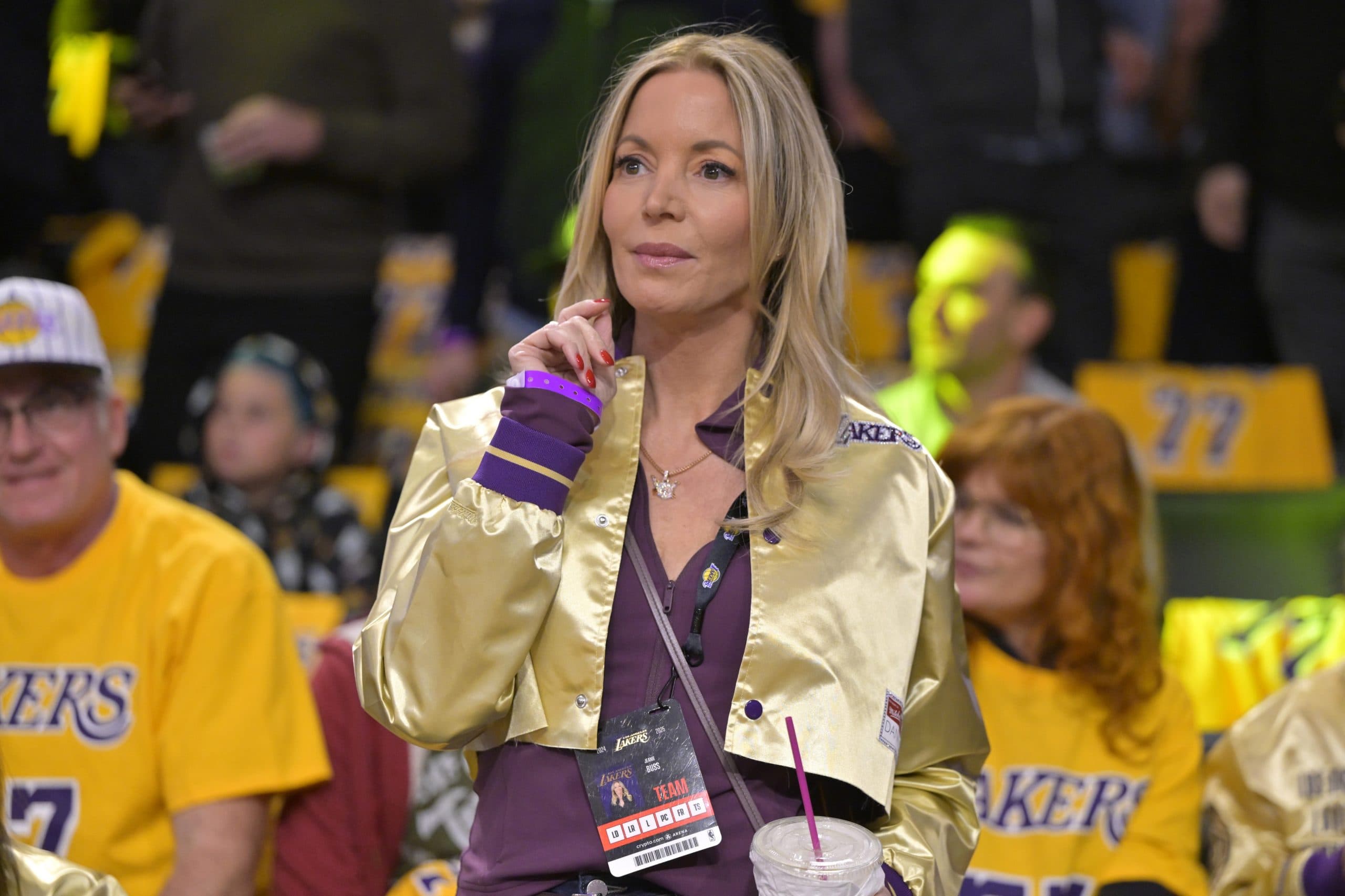 Jeanie Buss restera gouverneure des Lakers pour au moins 5 ans après la vente