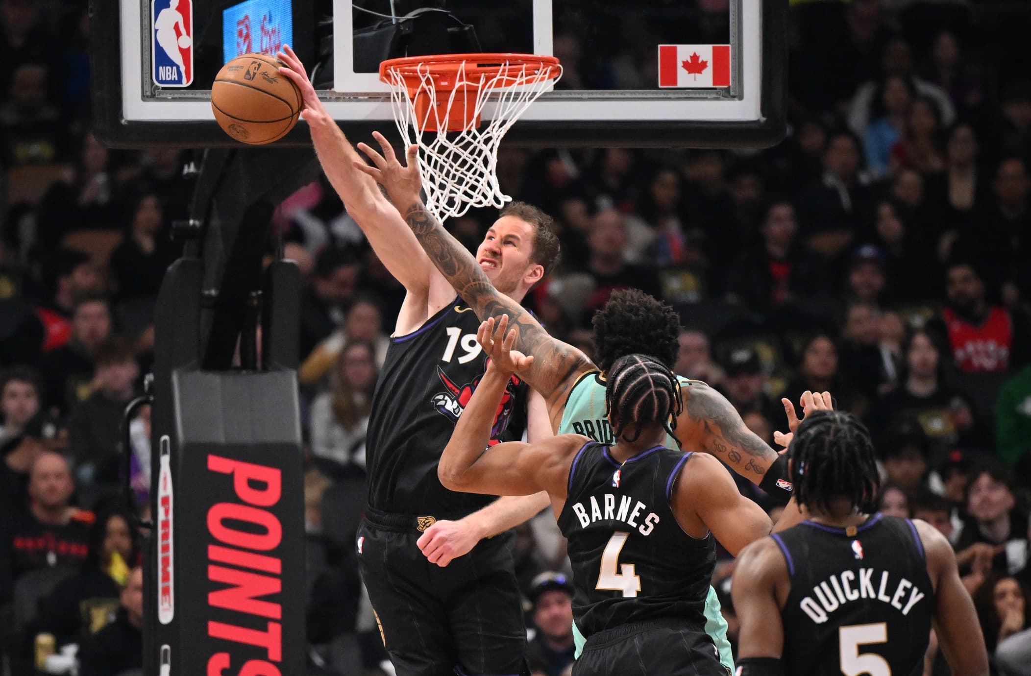 Jakob Poeltl prolonge à Toronto pour 104 millions de dollars sur quatre ans