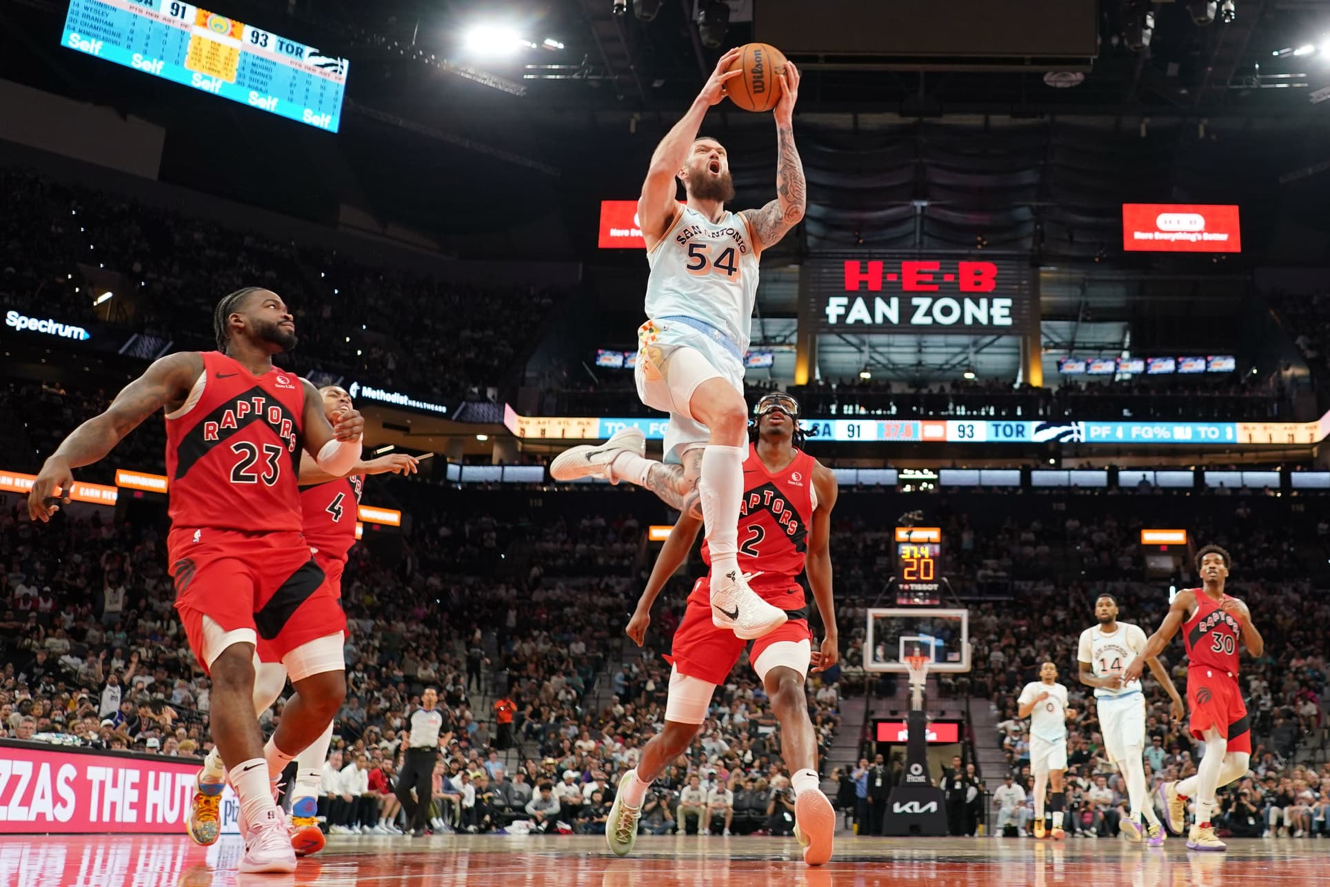 Sandro Mamukelashvili signe aux Toronto Raptors pour 5,5 millions sur deux ans