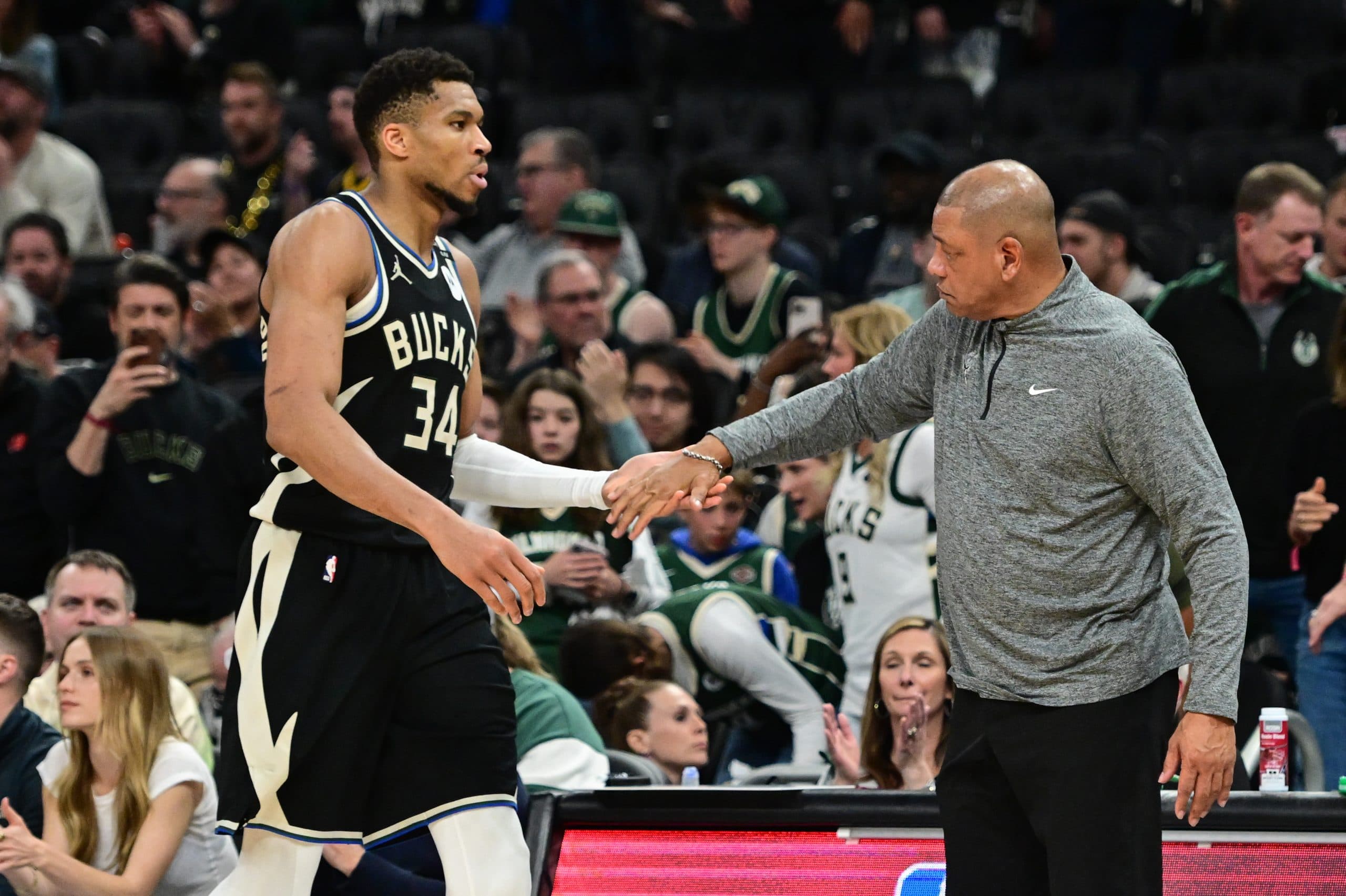 Giannis Antetokounmpo : Doc Rivers dénonce les rumeurs de départ des Bucks