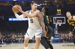 Lu Dort en défense face à Nikola Jokic