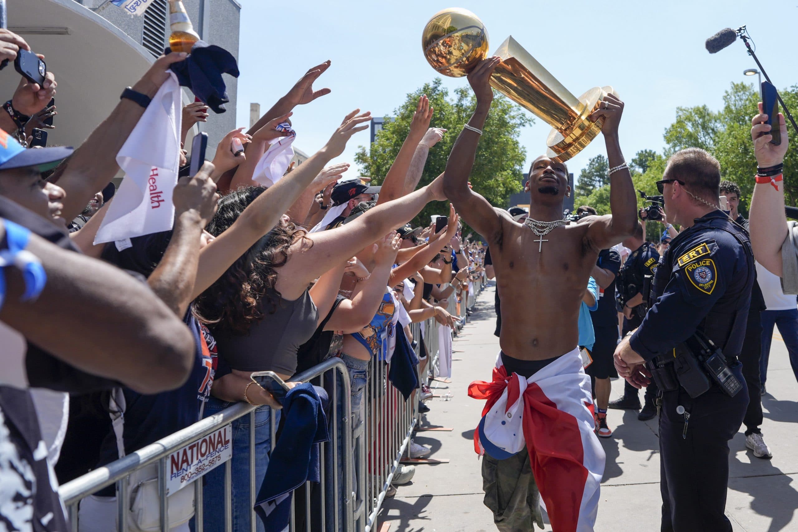 Shai Gilgeous-Alexander, récent MVP et champion NBA, remporte encore des trophées et rejoint Michael Jordan dans un club très fermé!