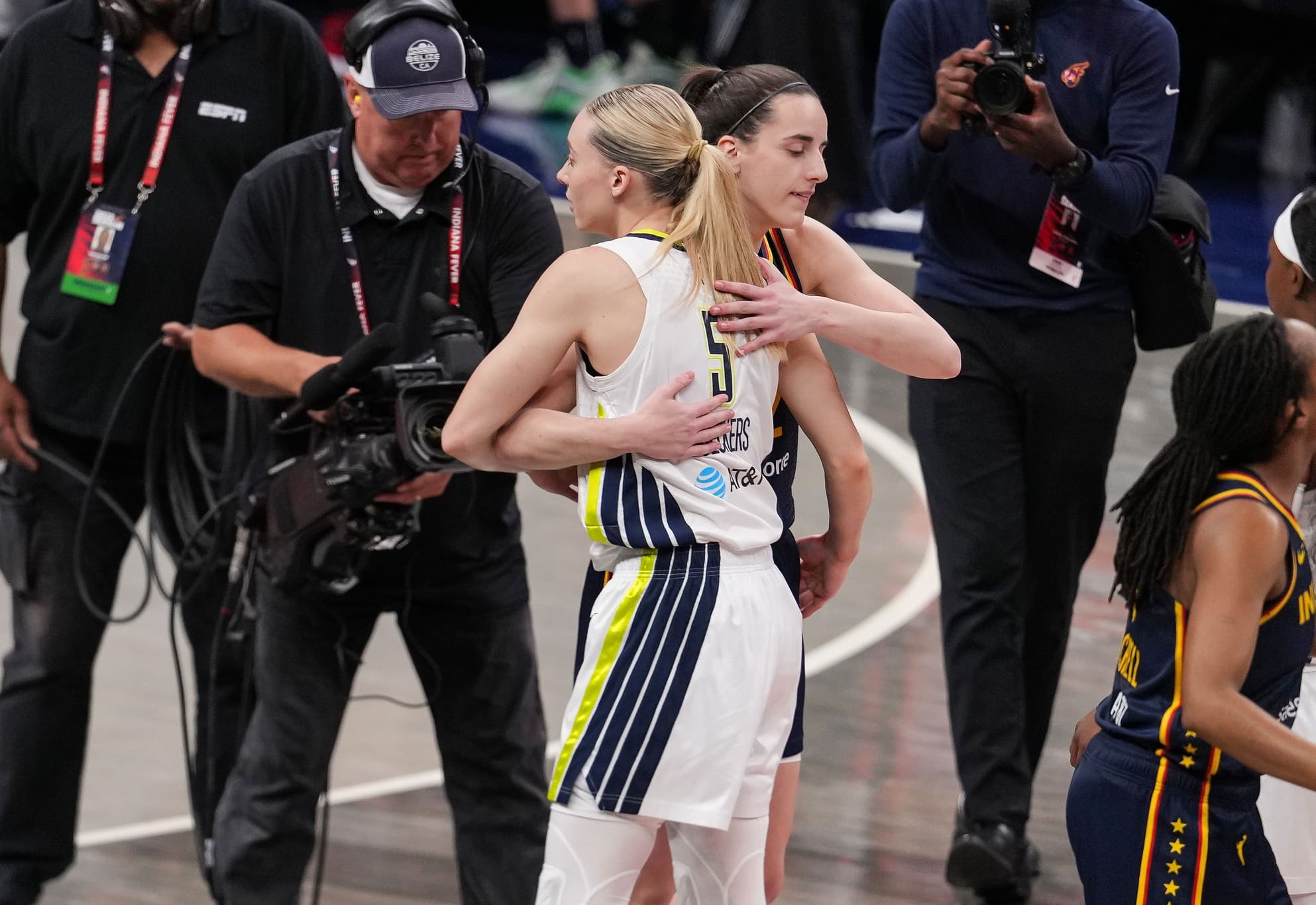 Caitlin Clark domine Paige Bueckers lors de leur premier duel en WNBA